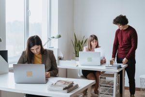 Antreprenor mic la masa lui de lucru — sprijin financiar pentru antreprenori la CAR Drăgășani
